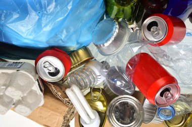 Çöp kutuları, plastik şişeler, cam şişe, araba
