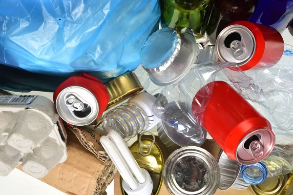 Garbage consisting of cans, plastic bottles, glass bottle, carto — Stock Photo, Image
