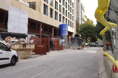 Bir binanın inşaatı ile kesilen cadde