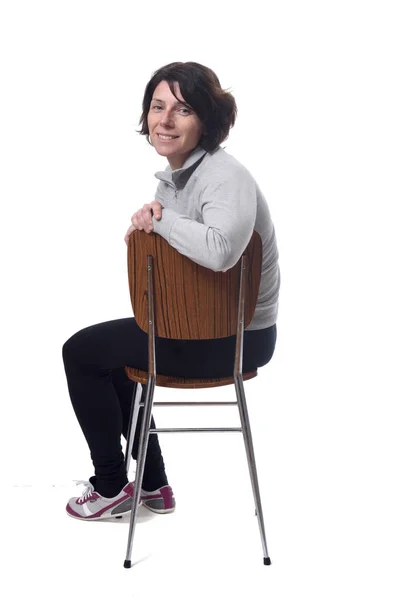 배경 이 하얀 의자에 앉아 있는 여자의 사진 — 스톡 사진