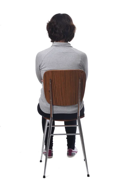 하얀 배경 에등을 대고 의자에 앉아 있는 여자 — 스톡 사진