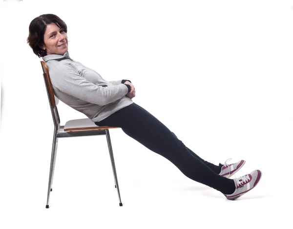 Porträtt av en kvinna som ligger på en stol i vit bakgrund — Stockfoto