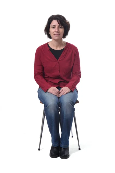 Porträtt av en kvinna som sitter på en stol på vit bakgrund, — Stockfoto