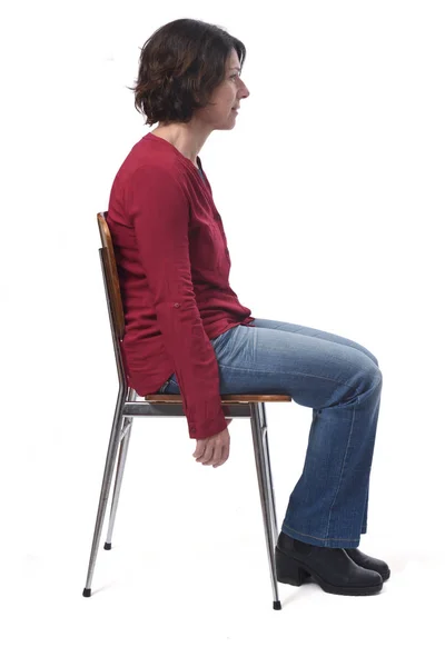 Porträtt av en kvinna som sitter på en stol i vit bakgrund, — Stockfoto