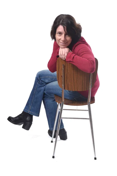 배경 이 하얀 의자에 앉아 있는 여자의 사진 — 스톡 사진