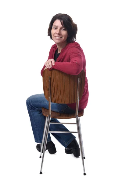 白い背景の椅子に座っている女性の肖像画です — ストック写真