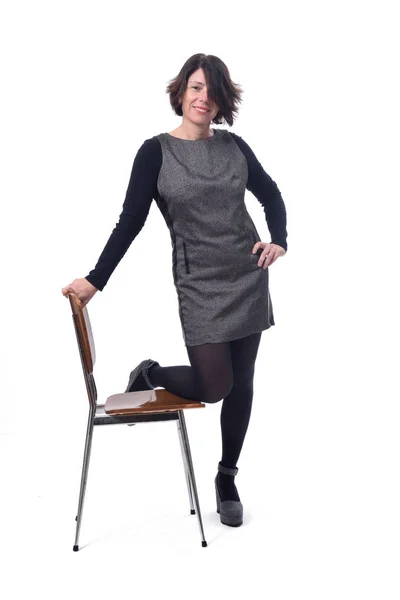 Женщина со стулом на белом фоне — стоковое фото