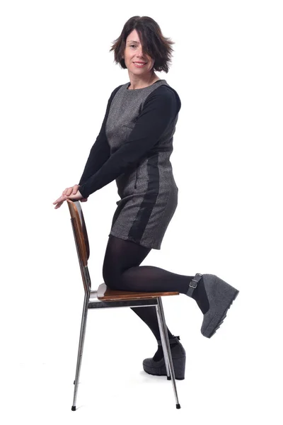 Женщина со стулом на белом фоне — стоковое фото