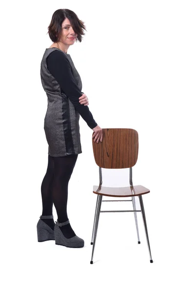하얀 배경 의자를 가진 여자 — 스톡 사진