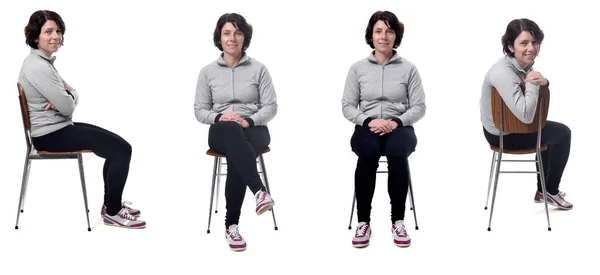 Frau sitzt auf einem Stuhl auf weißem Hintergrund — Stockfoto