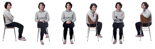 Жінка сидить на стільці на білому тлі — стокове фото
