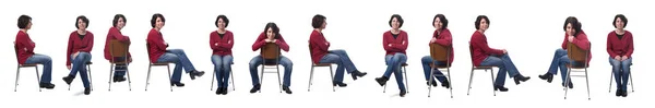 Sandalyede Oturan Kadın Beyaz Pozlar Veriyor — Stok fotoğraf