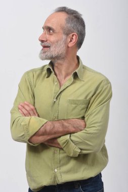 Adam beyaz arkaplana bakıyor.