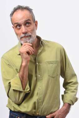 adam beyaz arka plan üzerinde bir şüphe veya soru sahip