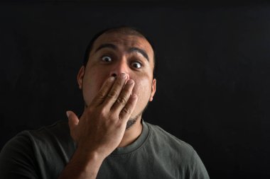 Siyah dudaklı, Latin bir adam.