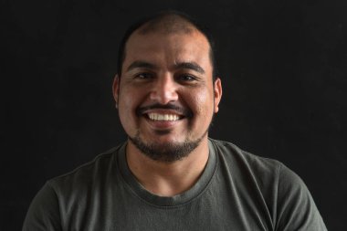 Siyah üzerine Latin Amerikalı bir adamın portresi