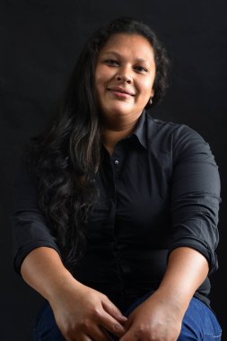 Siyah bir latin kadın portresi 