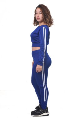 Beyaz arka planda bir kadının kenar görüntüsü, 