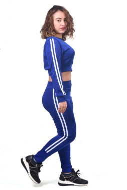 Beyaz arka plan üzerinde yürüyen kadın