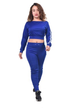 Beyaz arka plan üzerinde yürüyen kadın