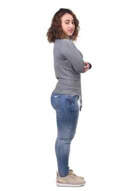 Kameranın kollarını beyaza bağlamış bir kadının tam portresi.