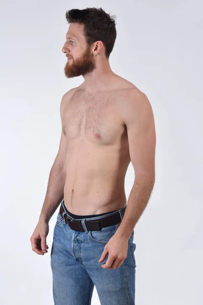 Muž Bez Košile Modrými Džínami Bílém Pozadí — Stock fotografie