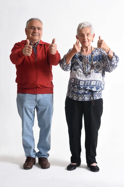 Baş Parmağı Havada Yaşlı Bir Çift — Stok fotoğraf