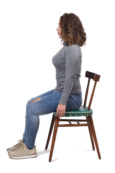 Πορτρέτο Μιας Γυναίκας Που Κάθεται Μια Καρέκλα Λευκό Φόντο Προφίλ — Φωτογραφία Αρχείου