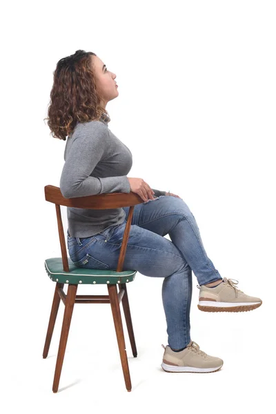 Πορτρέτο Μιας Γυναίκας Που Κάθεται Μια Καρέκλα Λευκό Φόντο Πίσω — Φωτογραφία Αρχείου