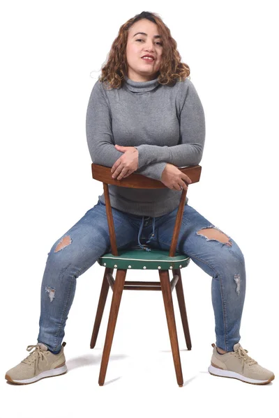 Портрет Женщины Сидящей Стуле Белом Фоне Вид Сзади Стул Смотрящей — стоковое фото