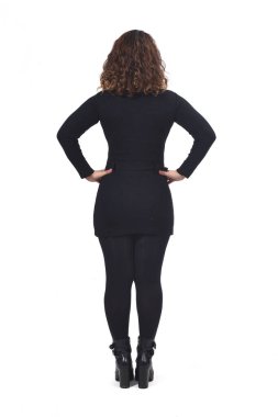 Beyaz elleri kalçasında bir kadının arkadan görünüşü