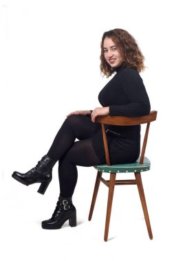 Beyaz arka planda oturan kadın