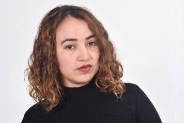 Beyaz arka planda kahverengi saçlı kadın, ciddi.