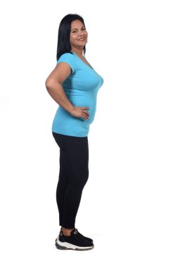 Beyaz arka planda bir kadın profili, el kalçada