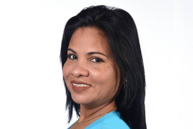 Beyaz arka planda bir kadının portresi