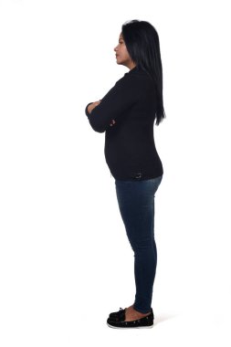 Beyaz bir kadın portresi, kollarını kavuşturmuş.