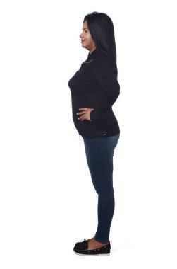 Kadın portresi beyaz, kollar kalçada.