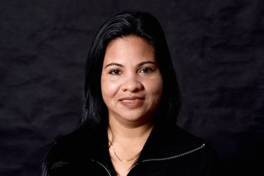 Siyah arka planda bir kadının portresi,