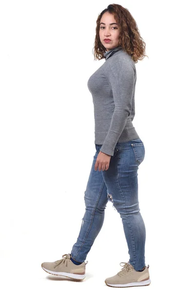 Mujer Caminando Mirando Cámara Sobre Fondo Blanco Con Clavos Casuales — Foto de Stock