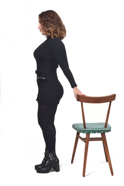 Portrait Une Femme Debout Avec Chaise Arrière Plan Blanc Regardant — Photo