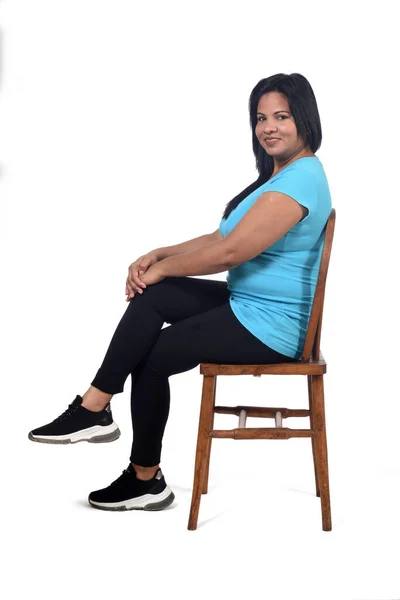 Retrato Una Mujer Sentada Sobre Una Silla Fondo Blanco Cuerpo — Foto de Stock