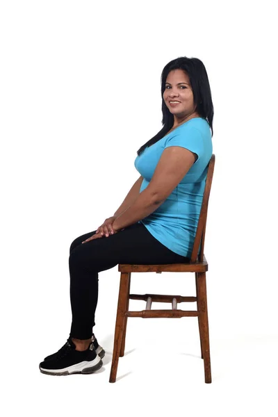 Portrait Une Femme Assise Sur Une Chaise Arrière Plan Blanc — Photo