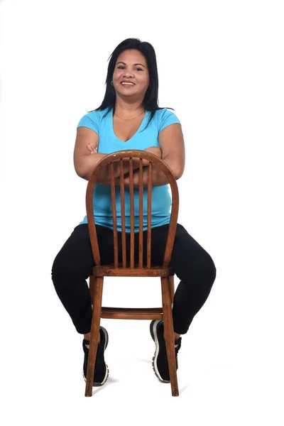 Retrato Una Mujer Sentada Una Silla Silla Puesta Blanco Brazos — Foto de Stock