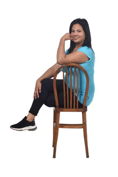 Retrato Una Mujer Sentada Una Silla Fondo Blanco Frente — Foto de Stock