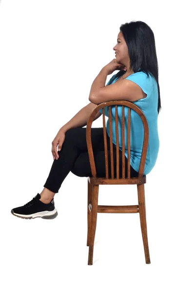 Portrait Une Femme Assise Sur Une Chaise Fond Blanc — Photo