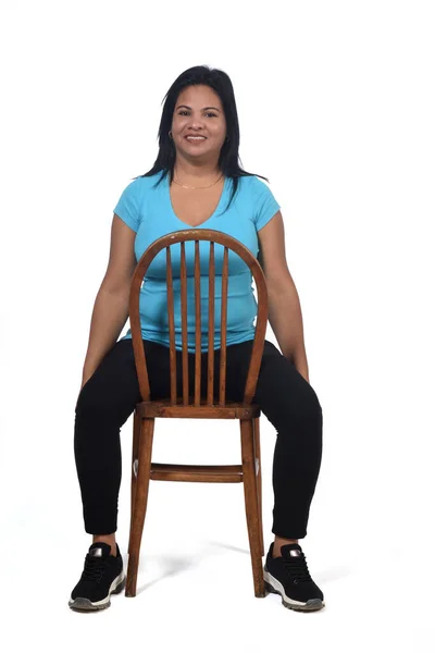 Portrait Une Femme Assise Sur Une Chaise Chaise Allumée Blanche — Photo
