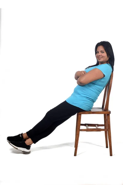 Retrato Una Mujer Sentada Relajada Sobre Una Silla Fondo Blanco — Foto de Stock