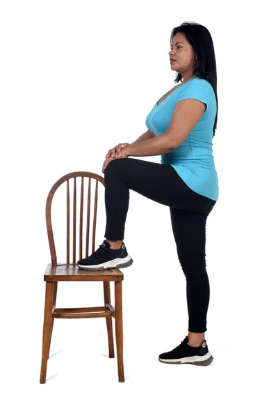 Frau Spielt Mit Einem Stuhl Vor Weißem Hintergrund Mit Dem — Stockfoto