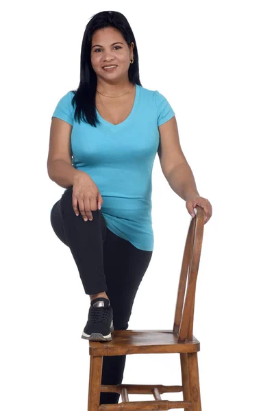 Mulher Brincando Com Uma Cadeira Fundo Branco — Fotografia de Stock