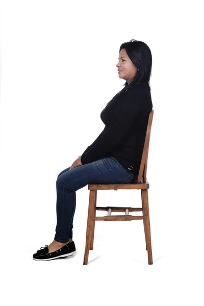 Retrato Una Mujer Sentada Una Silla Fondo Blanco — Foto de Stock